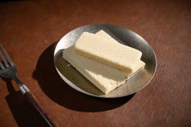 桌面上的盘子里的美味可口的椰子威化饼