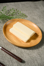 桌面上的盘子里的美味可口的椰子威化饼