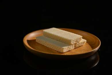 桌面上的盘子里的美味可口的椰子威化饼