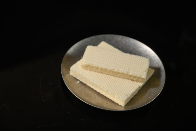 桌面上的盘子里的美味可口的椰子威化饼