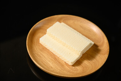 桌面上的盘子里的美味可口的椰子威化饼