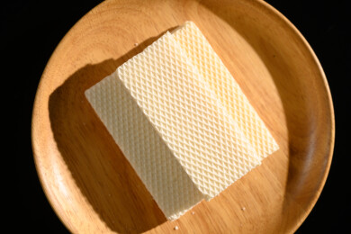 桌面上的盘子里的美味可口的椰子威化饼