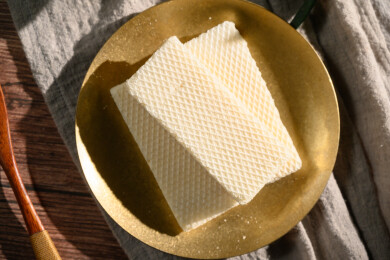 桌面上的盘子里的美味可口的椰子威化饼