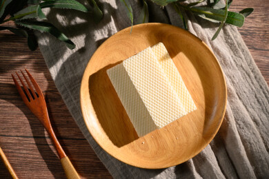 桌面上的盘子里的美味可口的椰子威化饼