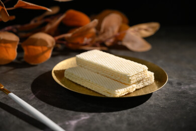 桌面上的盘子里的美味可口的椰子威化饼