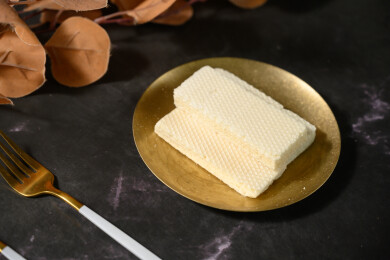 桌面上的盘子里的美味可口的椰子威化饼