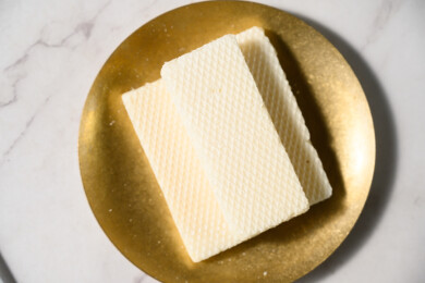 桌面上的盘子里的美味可口的椰子威化饼