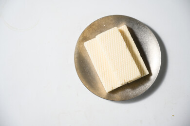 桌面上的盘子里的美味可口的椰子威化饼