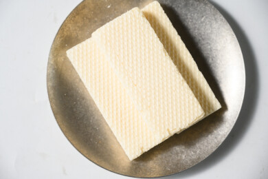 桌面上的盘子里的美味可口的椰子威化饼