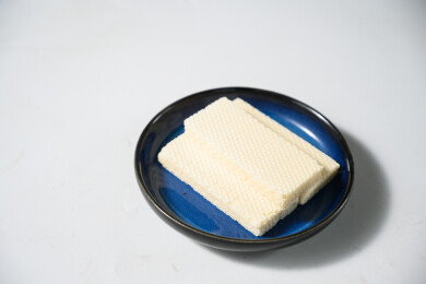 桌面上的盘子里的美味可口的椰子威化饼