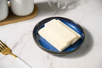 桌面上的盘子里的美味可口的椰子威化饼