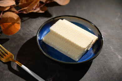 桌面上的盘子里的美味可口的椰子威化饼