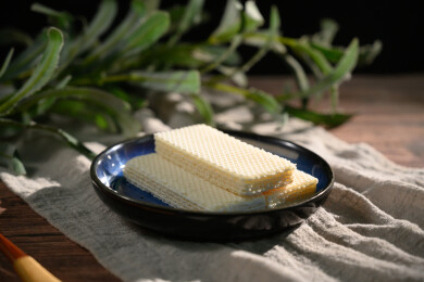 桌面上的盘子里的美味可口的椰子威化饼