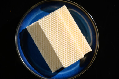 桌面上的盘子里的美味可口的椰子威化饼