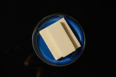 桌面上的盘子里的美味可口的椰子威化饼