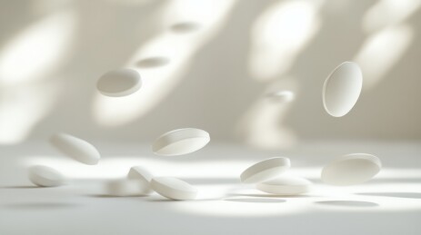 白色药片在光线下悬浮