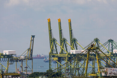 繁忙港口与货运景观