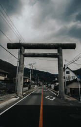 日本街道上的石质鸟居