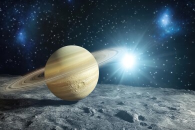 星空下的土星与月球表面