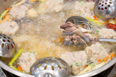在煮的水鱼块和鸡块