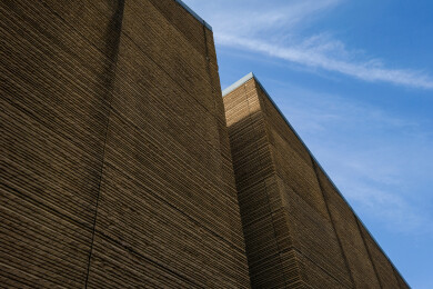 现代设计与传统夯土结构的西安博物馆