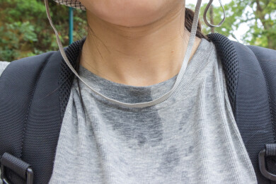 户外运动大汗淋漓的中国女人