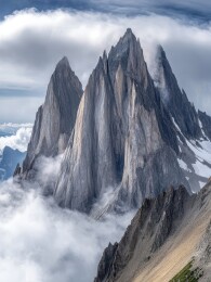 尖锐山峰与云海