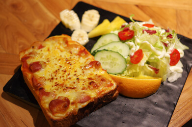 芝士香肠培根焗吐司配蔬菜水果沙拉特写