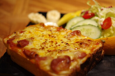 芝士培根香肠焗吐司片美食特写