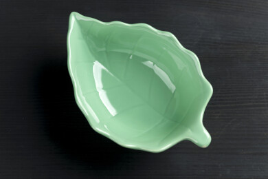 一个树叶形状绿色小碟特写