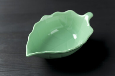 一个树叶形状绿色小碟特写