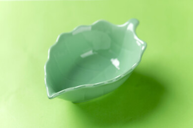 一个树叶形状绿色小碟特写