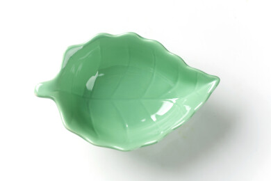 一个树叶形状绿色小碟特写