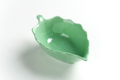 一个树叶形状绿色小碟特写