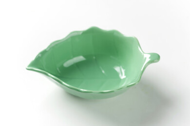 一个树叶形状绿色小碟特写