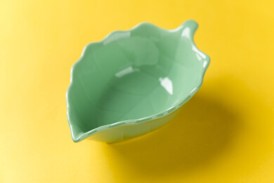 一个树叶形状绿色小碟特写