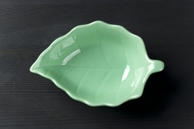 一个树叶形状绿色小碟特写