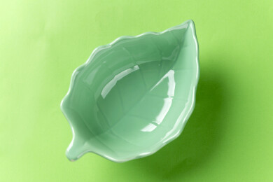 一个树叶形状绿色小碟特写