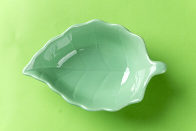 一个树叶形状绿色小碟特写