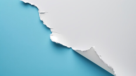 撕裂纸张边缘在蓝色背景