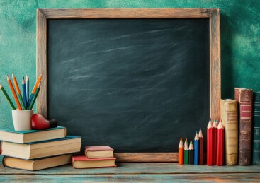 黑板与书本的学习场景