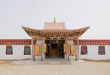 青海湖国家重点风景名胜区-尕日拉寺