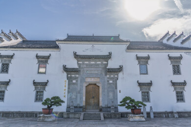 蓝天下的白色徽派建筑