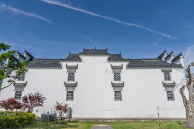 蓝天下的白色徽派建筑