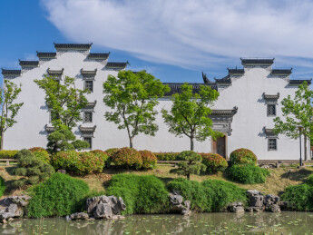 蓝天下的白色徽派建筑