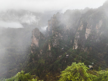 湖南张家界云雾奇峰烟雨以水墨画卷