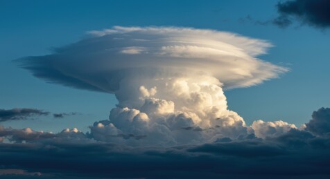 壮观的积雨云在蓝天中舒展形态