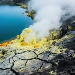 火山口硫磺蒸汽与湖泊