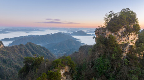 日出时分的张家界武陵源景区天子山风光