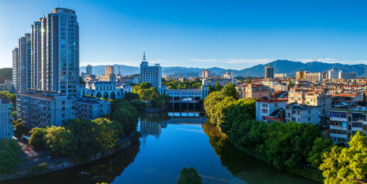 水坝桥梁与河道倒影，杭州市富阳儿童公园旁
